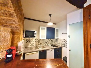 Kjøleskap, mikrobølgeovn, kokeplater og oppvaskmaskin