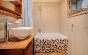 Amenidades de baño gratuitas, secadora de cabello, toallas, jabón 