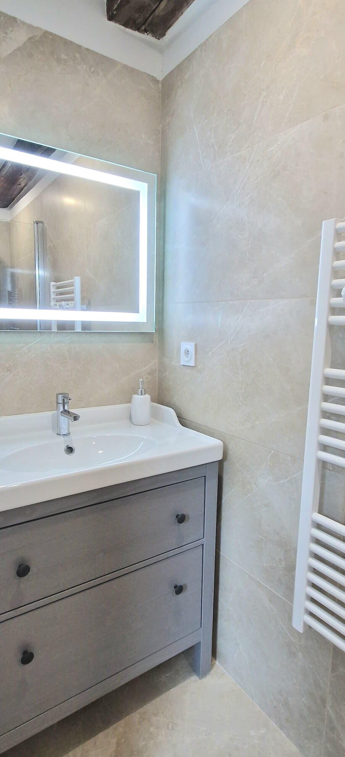 Een douche, gratis toiletartikelen, een haardroger, handdoeken