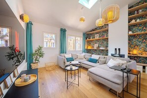 TV, bøker og stereoanlegg