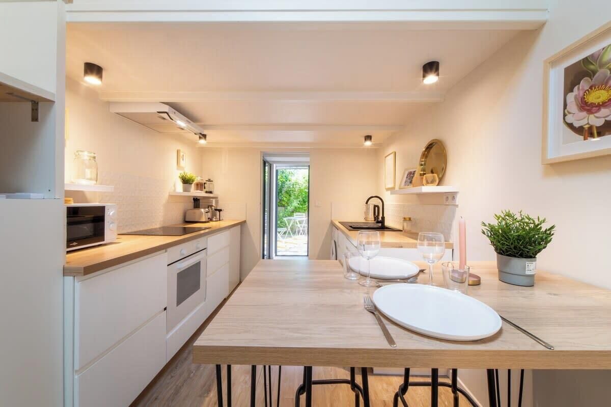 Kühlschrank, Ofen, Herdplatte, Wasserkocher mit Kaffee-/Teezubehör