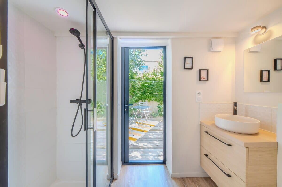 Ducha, secador de pelo y toallas