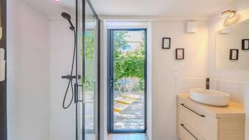 Shower, hair dryer, towels