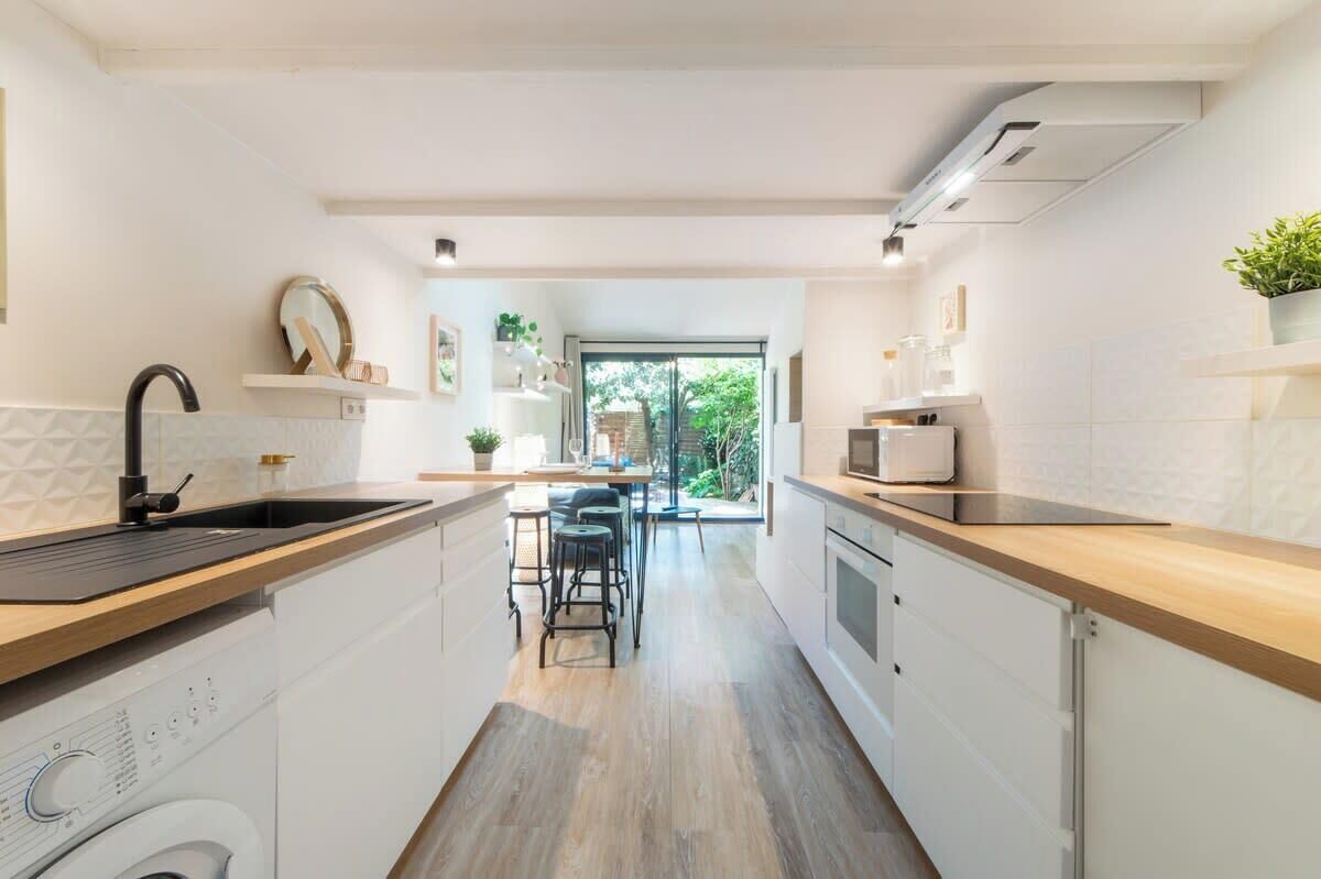 Fridge, oven, stovetop, coffee/tea maker