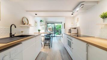 Fridge, oven, stovetop, coffee/tea maker