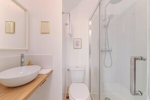 Douche, articles de toilette (gratuits), séchoir à cheveux