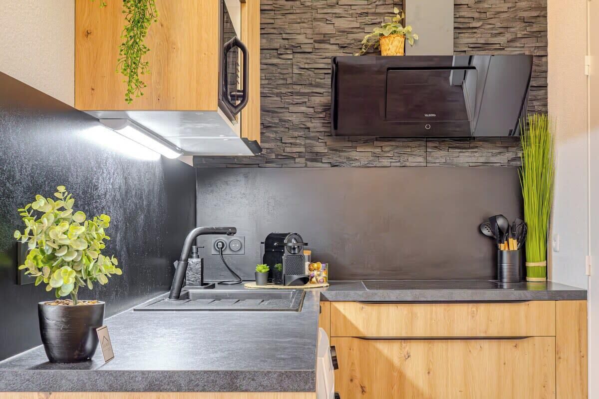 Frigorífico, microondas, horno y placa de cocina