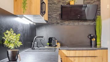 Frigorífico, microondas, horno y placa de cocina