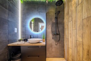 Douche, articles de toilette gratuits, serviettes fournies