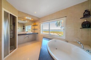 Dusj, hårføner og håndklær