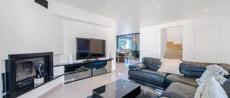 Una televisión, una chimenea