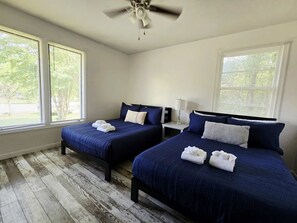 3 soverom, skrivebord, strykejern/-brett og reiseseng for barn