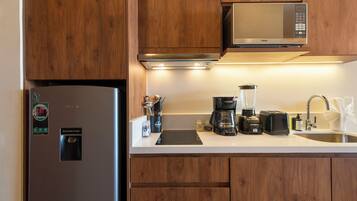 Comfort Studio, 1 King Bed with Sofa bed, Private Bathroom | Private kitchen | Full-size fridge, microwave, coffee/tea maker, blender