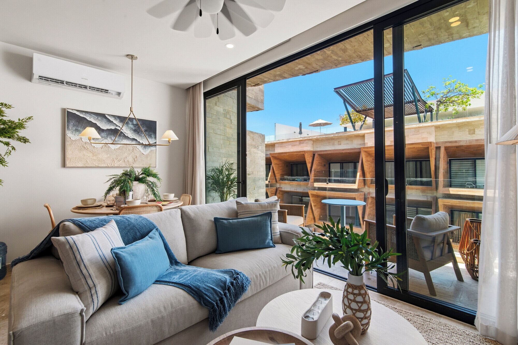 Superior appartement | Woonkamer | Een 43-inch smart-tv met digitale zenders