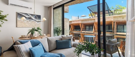 Lägenhet Superior | Vardagsrum | 43-tums smart-tv med digitalkanaler