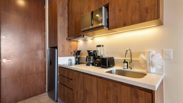 Comfort Studio, 1 King Bed with Sofa bed, Private Bathroom | Private kitchen | Full-sized fridge, microwave, coffee/tea maker, blender