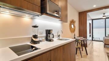 Estudio Confort, 1 cama King size y sofá cama | Cocina privada | Refrigerador con congelador, microondas, cafetera y tetera y licuadora