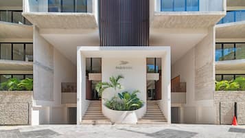 Vista frontal de la propiedad