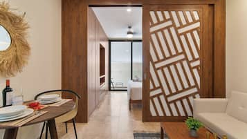 Comfort Studio, 1 King Bed with Sofa bed | Dining room