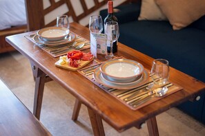 Comfort studio, 1 kingsize bed met slaapbank, privébadkamer | Dineerruimte