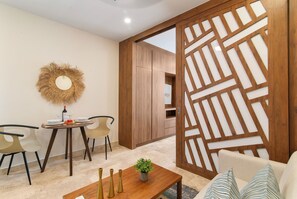 Estudio Confort, 1 cama King size y sofá cama | Decoración personalizada, muebles diferentes y cortinas blackout