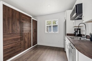 Kjøleskap, mikrobølgeovn og oppvaskmaskin