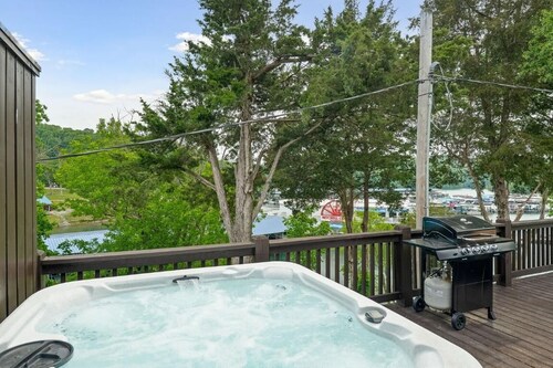 1 Bedroom Driftwood Cottage 1 - One bedroom, one murphy bed, one sleeper sofa, with kitchenette