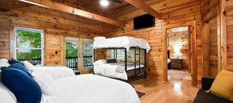 12 Person Whispering Oak Lodge 14 - 2 Floors, 3 Bedrooms, Full kitchen