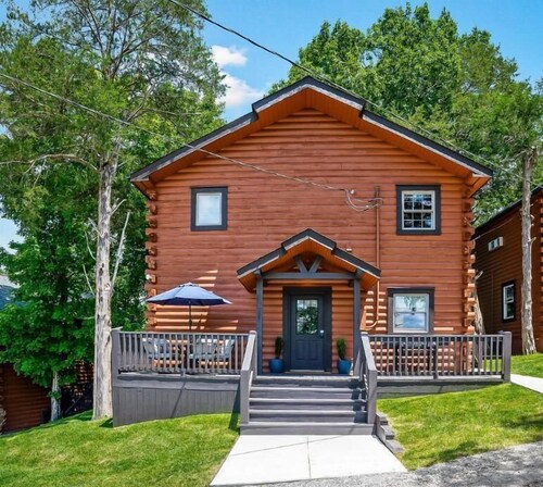 12 Person Whispering Oak Lodge 14 - 2 Floors, 3 Bedrooms, Full kitchen