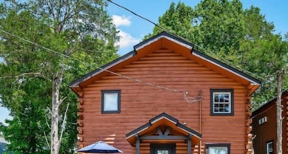 12 Person Whispering Oak Lodge 14 - 2 Floors, 3 Bedrooms, Full kitchen