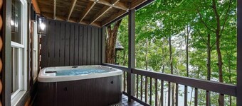 12 Person Whispering Oak Lodge 14 - 2 Floors, 3 Bedrooms, Full kitchen