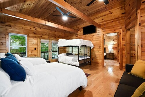 12 Person Rustling Pine Lodge 15 - 2 Floors, 3 Bedrooms, Full kitchen