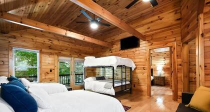 12 Person Rustling Pine Lodge 15 - 2 Floors, 3 Bedrooms, Full kitchen
