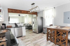 Fridge, microwave, oven, stovetop - *Midterm/Longterm* Buckroe Beach Bungalow EV chrg (Hampton)