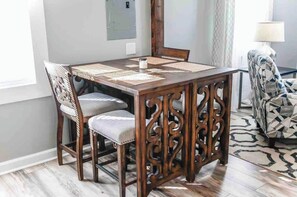 Dining - *Midterm/Longterm* Buckroe Beach Bungalow EV chrg (Hampton)