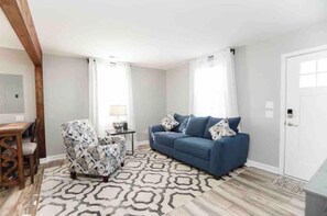 TV, fireplace - *Midterm/Longterm* Buckroe Beach Bungalow EV chrg (Hampton)