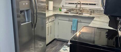 Microondas, parrilla de estufa, lavavajillas y cafetera y tetera