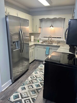 Microwave, stovetop, dishwasher, coffee/tea maker - *Midterm* Spacious Home at Buckroe Beach (Hampton)