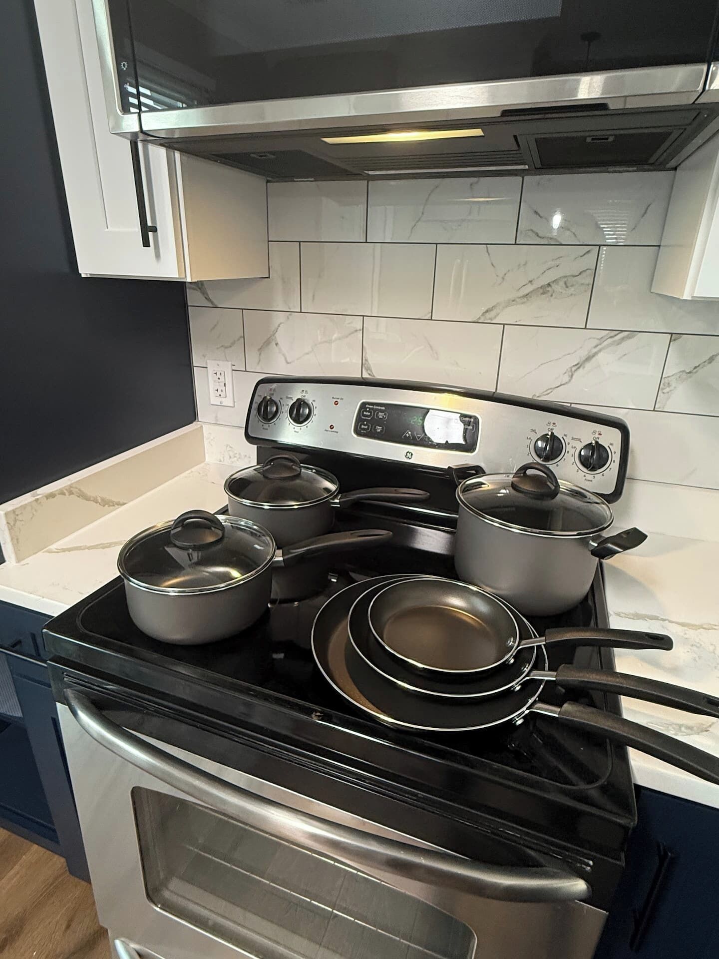 Fridge, microwave, dishwasher, coffee/tea maker