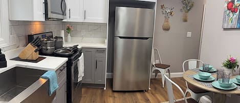 Køleskab, mikrobølgeovn, opvaskemaskine, kaffe-/temaskine