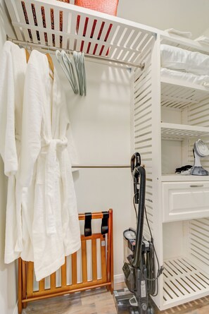 Interior - A 5-Acre Stay in La Verne (La Verne)