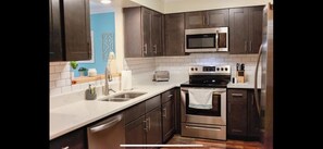 Mikrobølgeovn, ovn, kokeplater og oppvaskmaskin