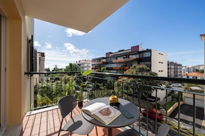 Outdoor dining - Modern apartment with balcony – Madalenas III (Funchal)