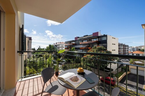 Modern apartment with balcony – Madalenas III