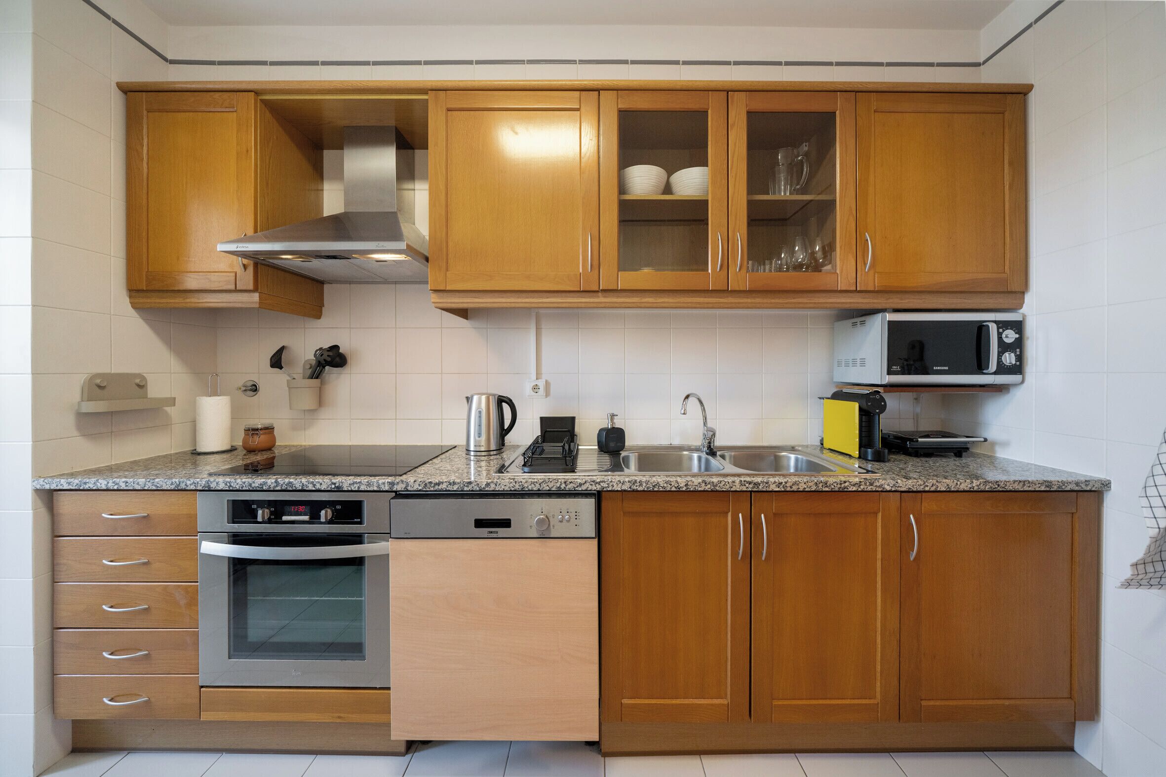 Refrigerador, microondas, horno y parrilla de estufa 