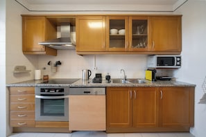 Fridge, microwave, oven, stovetop - Modern apartment with balcony – Madalenas III (Funchal)