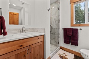 Hair dryer, towels, soap, shampoo - Elevated Escape – Schweitzer Mountain (Sandpoint)