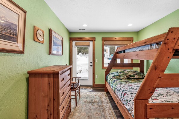 Desk, iron/ironing board, WiFi, bed sheets