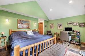 Desk, iron/ironing board, WiFi, bed sheets - Elevated Escape – Schweitzer Mountain (Sandpoint)