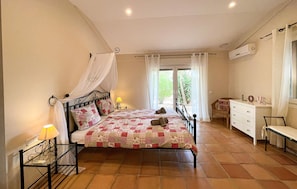 4 bedrooms, travel crib, free WiFi
